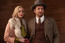 Boston: Als der Holzbaron George Pemberton (Bradley Cooper, r.) auf die attraktive Serena (Jennifer Lawrence, l.) trifft, ist es sofort um ihn geschehen. Bereits nach kurzer Zeit heiratet er sie und kehrt mit ihr auf seinen Grundbesitz in den W&auml;ldern North Carolinas zur&uuml;ck. Nicht ahnend, dass die junge Frau mit ihrer schlimmen Vergangenheit zu k&auml;mpfen hat ...