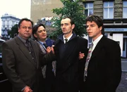 v.l. Kriminalhauptkommissar Kehler (Wolfgang Bathke), Konstantin Durow (Bernd Stegemann), Petar Petririan (Robert Mika) und Kriminalkommissar Wolniak (Uwe Fellensiek).