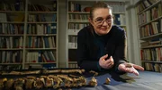 Helena Victor ist die Direktorin des "Sanby Borg Projects" zur Erforschung der gleichnamigen arch&auml;ologischen St&auml;tte, wo um 480 n.Chr. das mysteri&ouml;se Massaker stattgefunden hat.