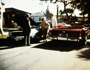 Eddie (Geoffrey Lewis, r.) ist ein skrupelloser Gebrauchtwagenh&auml;ndler, der l&uuml;gt, betr&uuml;gt und sich bei jedem unbeliebt macht.