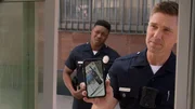 Officer Tim Bradford (Eric Winter, r.) und sein Kollege Aaron Thorsen (Tru Valentino, l.) verfolgen die Spur eines verschwundenen Polizeifunkger&auml;ts.