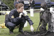 Dr. Brennan (Emily Deschanel) ordnet die Exhumierung eines Kriegshelden auf dem Arlington Nationalfriedhof an, um herauszufinden, warum gerade auf dessen Grab ein verkohlter Leichnam deponiert wurde.