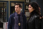 Jake Peralta (Andy Samberg, l.); Rosa Diaz (Stephanie Beatriz, r.)