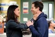 Amy Santiago (Melissa Fumero, l.); Jake Peralta (Andy Samberg, r.)