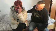 Sabrina (li.) sitzt weinend auf dem Bett. Andreas versucht sie zu tr&ouml;sten.