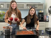 Ilayda und Emilia sind unzertrennlich. Leider konnten sich die Freundinnen aufgrund der Kontaktbeschr&auml;nkungen lange nicht treffen. Umso gr&ouml;&szlig;er ist die Freude darauf, f&uuml;r den lang geplanten Kinoabend etwas Leckeres zu kochen.