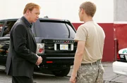 Horatio (David Caruso, l.) verspricht seinem Sohn Kyle (Evan Ellingson), den M&ouml;rder seines vermeintlich toten Freundes Brian zu finden. Er beginnt seine Ermittlungen mit der Untersuchung eines unbekannten Ranch Rover, der vor Brians Werkstatt steht.