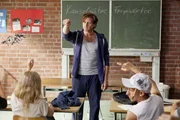 Trotz durchzechter Nacht geht f&uuml;r Lehrer Stefan Vollmer (Hendrik Duryn) das Schulleben weiter.