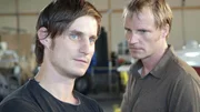 Die Gangster Paschmann (Clemens Schick, li.) und Hoven (Thorsten Nindel) haben einen Geldtransporter &uuml;berfallen und konnten der Polizei entkommen. Doch Tom ist ihnen auf den Fersen...
