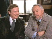 Sean Cullhane (George Hearn) trifft seinen alten Schulfreund Neal Gillen (Dakin Matthews) in einer Kneipe wieder.