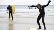 James May (r.) lernt Surfen in Cornwall. James May (r.) lernt Surfen in Cornwall.