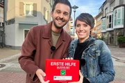 Danijel Stanic mit der selbsternannten Gl&uuml;cksministerin Gina Sch&ouml;ler; Motiv zu '7 Tage ... auf der Suche nach dem Gl&uuml;ck'.