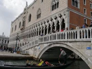 Venedig in Gefahr: Durch die Br&uuml;cke vor dem Dogenpalast zieht sich ein tiefer Riss.