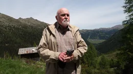 Ing. Anton Draxl von den Tiroler Chronisten am Tilliacher Joch. Der ehemalige Forstbeamte und  ist der Spezialist f&uuml;r die Wege des Holzes von Osttirol &uuml;ber den Piave (Flu&szlig;..) nach Venedig.