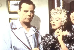 Die bildh&uuml;bsche Nachbarin aus dem Obergeschoss (Marylin Monroe, r.) bringt das Leben des braven Familienvaters (Tom Ewell, l.) v&ouml;llig durcheinander.