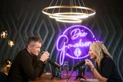 Monika Gruber und Armin Assinger im Gespräch. Monika Gruber und Armin Assinger im Gespräch.