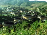 Das Bergdorf Chuxi in der Provinz Fujian ist gepr&auml;gt von den Lehmrundbauten der Hakka-Kultur. Die mehrst&ouml;ckigen Rundbauh&auml;user sind Schurtr&auml;ume und Gruppenwohnraum. Je nach Gr&ouml;&szlig;e der Geb&auml;ude k&ouml;nnen mehrere hundert Menschen in einem Haus leben.