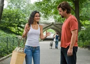 In New York findet Zohan (Adam Sandler, r.) einen Job in dem Salon der jungen Pal&auml;stinenserin Dalia (Emmanuelle Chriqui, l.), in die er sich auch prompt verliebt. Als jedoch alles ganz hervorragend f&uuml;r den israelischen Ex-Agenten l&auml;uft, taucht sein alter Widersacher, das Phantom, in der Stadt auf ...