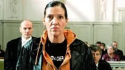 Walter (Katy Karrenbauer) erscheint &uuml;berraschend im Gerichtssaal und entlastet durch ihre Aussage Simone.