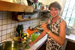 Dora Morcati f&uuml;llt den selbstgemachten Limoncello ab.
