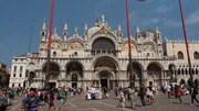 Venedig, Der Dogenpalast am Markusplatz.  Das Baumaterial (Holz, Steine, N&auml;gel, etc.) f&uuml;r den Bau des Palastes kam gr&ouml;&szlig;ten Teil &uuml;ber den Piave aus den S&uuml;dalpen.