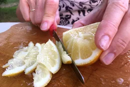 frische Zitronenspalten f&uuml;r die Zitronenmarmelade.