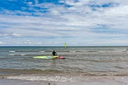 &bdquo;Surf Bornholm&ldquo; befindet sich direkt hinter dem Eco Beach Camp und bietet tolle Surfspots f&uuml;r die ersten Surfversuche.