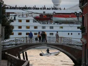 Kreuzfahrtschiffe pfl&uuml;gen durch den Canale Giudecca: Gleich tobt Venedig.