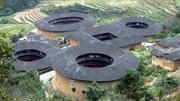 Ensemble Tulou-Rundh&auml;user in China: Die Architektur der Hakka-V&ouml;lker diente dem Schutz vor Naturkatastrophen und kriegerischen &Uuml;berf&auml;llen.