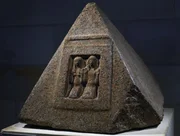 &Auml;GYPTEN - Pyramidion (Deckstein), Pyramide des Oberverwalters von Memphis Iniouia, 1300 v. Chr., Granit, 63x67,5x70 cm, aus Saqqara. &Auml;gyptische Zivilisation, Neues Reich, Dynastie XVIII-XIX. Paris, Mus&eacute;e du Louvre