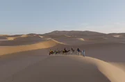 Harald Lesch an der Spitze einer Karawane im Erg Chebbi, Marokko