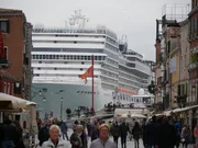 Die Kreuzfahrtschiffe kommen! Attacke auf die Stadt in der Lagune.