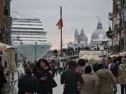 Wie Schlachtschiffe passieren die Kreuzfahrtschiffe das alte Venedig.