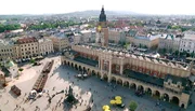 Blick auf den Hauptmarkt mit den Tuchhallen in der Altstadt von Krakau.