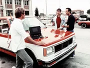 Cody (Perry King, li.), Murray (Thom Bray, Mi.) und Nick (Joe Penny, re.) haben auf ihrem Wagen Spezialgeräte installiert, mit denen sie die Telefongespräche der Entführer in eine öffentliche Telefonzelle umleiten können. Cody (Perry King, li.), Murray (Thom Bray, Mi.) und Nick (Joe Penny, re.) haben auf ihrem Wagen Spezialgeräte installiert, mit denen sie die Telefongespräche der Entführer in eine öffentliche Telefonzelle umleiten können.