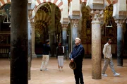 Harald Lesch (Mi.) in der Mezquita-Catedral von C&oacute;rdoba