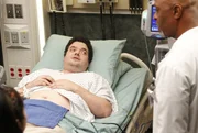 Während eine verärgerte Callie Derek einen Schock verpasst, überlässt Bailey Richard (James Pickens jr., r.) den Patienten Greg (Jeffrey Addiss, l.) ... Während eine verärgerte Callie Derek einen Schock verpasst, überlässt Bailey Richard (James Pickens jr., r.) den Patienten Greg (Jeffrey Addiss, l.) ...