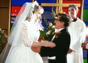 Ilse (Christiane Reiff li.) und Gregor (Santiago Ziesmer M.) sind überglücklich. (re. Franz Mey als Maximilian Ahrens) Ilse (Christiane Reiff li.) und Gregor (Santiago Ziesmer M.) sind überglücklich. (re. Franz Mey als Maximilian Ahrens)