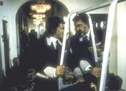 Jonathan (Michael Landon, l.) und Mark (Victor French) m&uuml;ssen diesmal ihren Auftrag als Hotelpagen erf&uuml;llen.
