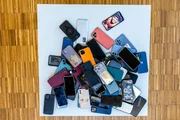 So schauts aus, wenn 69 Jugendliche ihre Handys abgeben. Ein Haufen Technik mit gro&szlig;em finanziellen, aber auch pers&ouml;nlichem Wert.