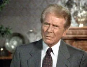 Adam Quatrain (Efrem Zimbalist Jr) ist der Leiter einer namhaften amerikanischen Bank.