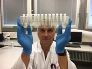 Der DNA-Experte Dr. Harald Schneider vom Hessischen Landeskriminalamt wird bei schwierigen Kriminalfällen mit eingebunden. Der DNA-Experte Dr. Harald Schneider vom Hessischen Landeskriminalamt wird bei schwierigen Kriminalfällen mit eingebunden.