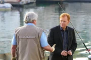 "CSI Miami", "Ein Team muss sich beweisen." Bei der Detonation einer Autobombe wird Staatsanw&auml;ltin Rebecca Nevins get&ouml;tet. Eric, der in Nevins Namen die Diebst&auml;hle in der Asservatenkammer untersucht hat, &uuml;berlebt den Anschlag nur durch Zufall. Alsbald ist klar, dass das Bombenattentat mit besagten internen Ermittlungen zusammenh&auml;ngen muss. Aufgrund eines GPS-Chips, der bei der Obduktion im K&ouml;rper des Opfers gefunden wird, ger&auml;t schlie&szlig;lich CSI-Kollege Ryan Wolfe in Verdacht, der Drahtzieher der Aktion zu sein.Im Bild (v.li.): Brad Leland (John "Sully" Sullivan), David Caruso (Horatio 'H' Caine).