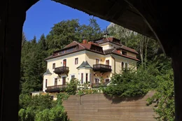 In der 1890 erbauten Villa Langer in Steinbach am Attersee wird die Sommerfrische wiederbelebt, wie sie Adelige, Gro&szlig;b&uuml;rger und ber&uuml;hmte K&uuml;nstler genossen haben.