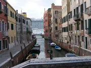 Ein gewohnter Anblick f&uuml;r Venezianer: Kreuzfahrtschiffe verdecken den Himmel.