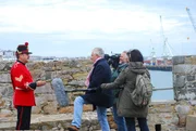 ZDF-Korrespondent Alexander von Sobeck im Gespr&auml;ch mit einem Soldaten auf der Festung St. Peter Port in Guernsey.