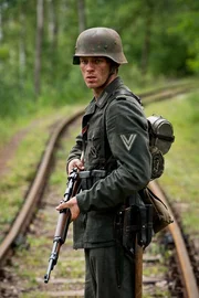 Jannis Niew&ouml;hner als Walter Proska.