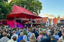 Mit knapp 350 Menschen gem&uuml;tlich der Musik des d&auml;nischen Megastars Lucas Graham lauschen.