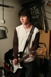 Ein neuer Rockstar: Jetzt, da Axl (Charlie McDermott) nicht mehr seine ganze Zeit vor dem Fernseher verbringt, kann er sich an der Gitarre üben ... Ein neuer Rockstar: Jetzt, da Axl (Charlie McDermott) nicht mehr seine ganze Zeit vor dem Fernseher verbringt, kann er sich an der Gitarre üben ...
