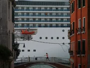 Ein gewohnter Anblick f&uuml;r Venezianer: Kreuzfahrtschiffe verdecken den Himmel.